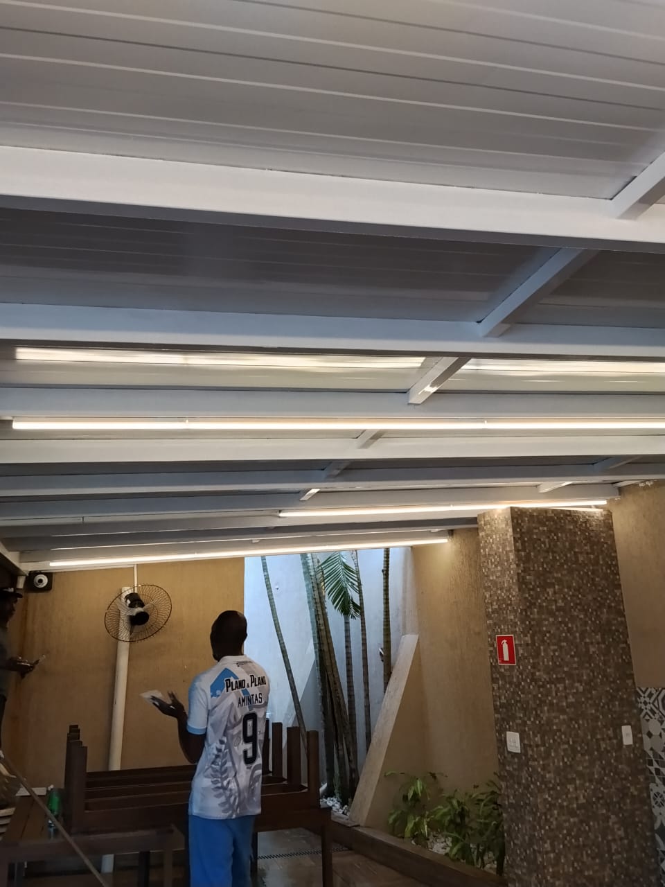 Estrutura de cobertura metálica com forro e iluminação profissional