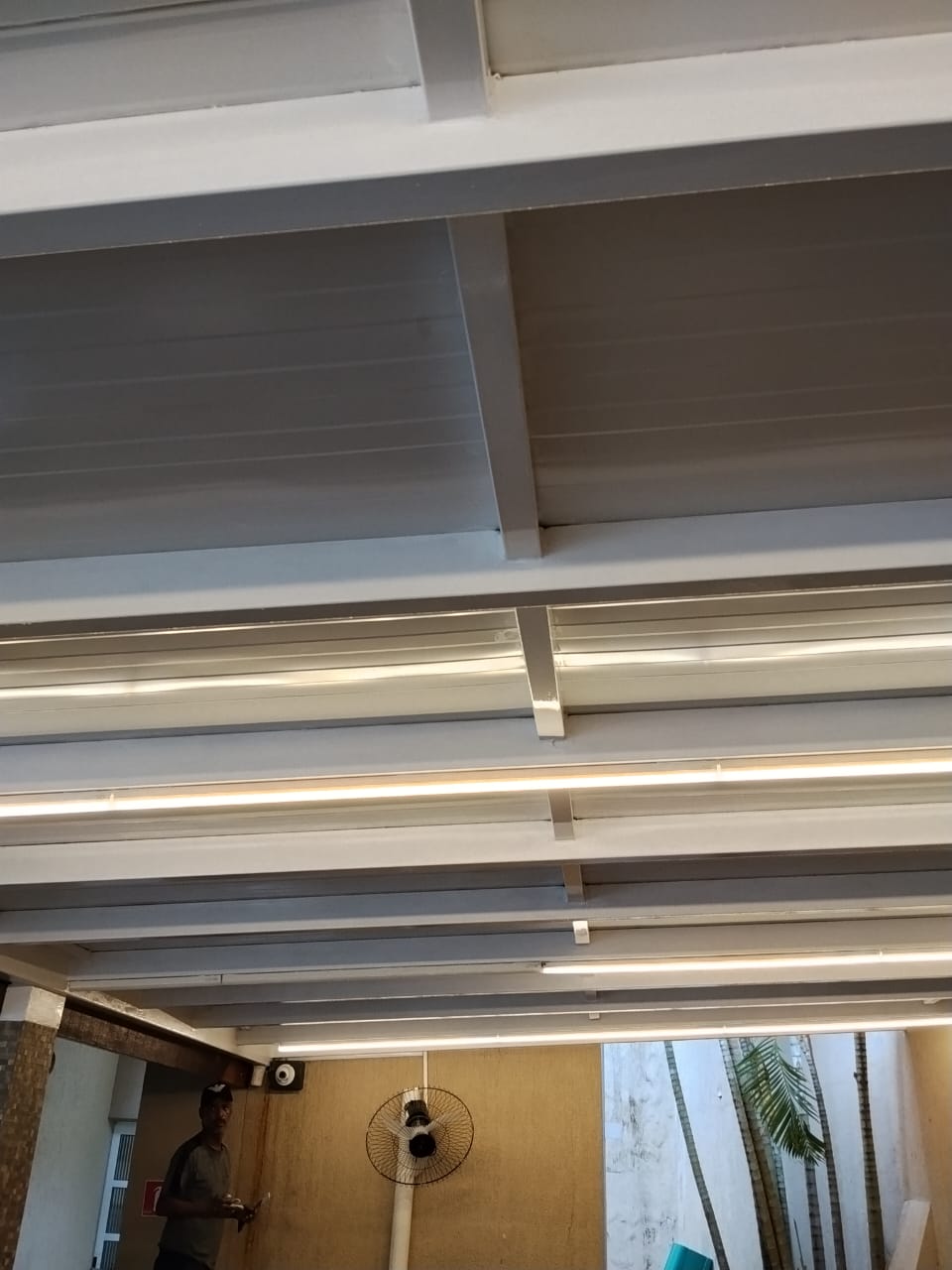 Estrutura metálica dupla com iluminação LED em edícula