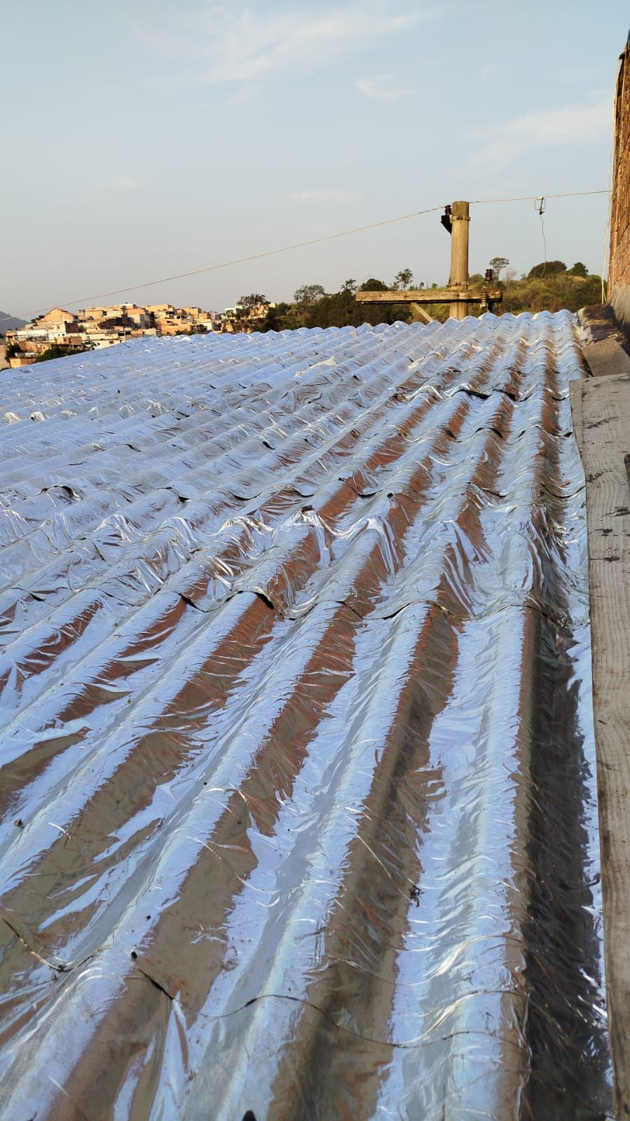 Impermeabilização térmica de telhado com manta aluminizada