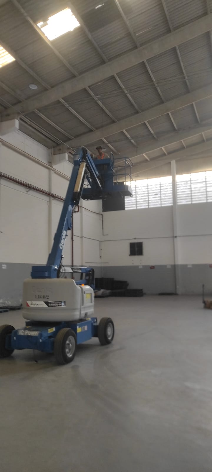 Instalação e reparo de telhas em galpão industrial