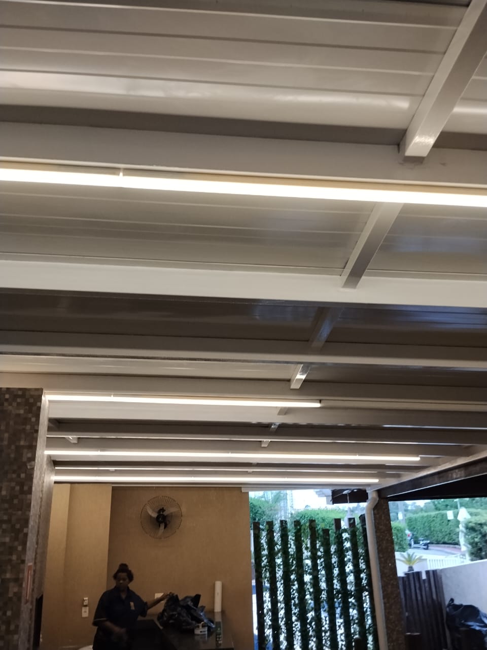 Detalhe de estrutura metálica pintada com iluminação linear integrada