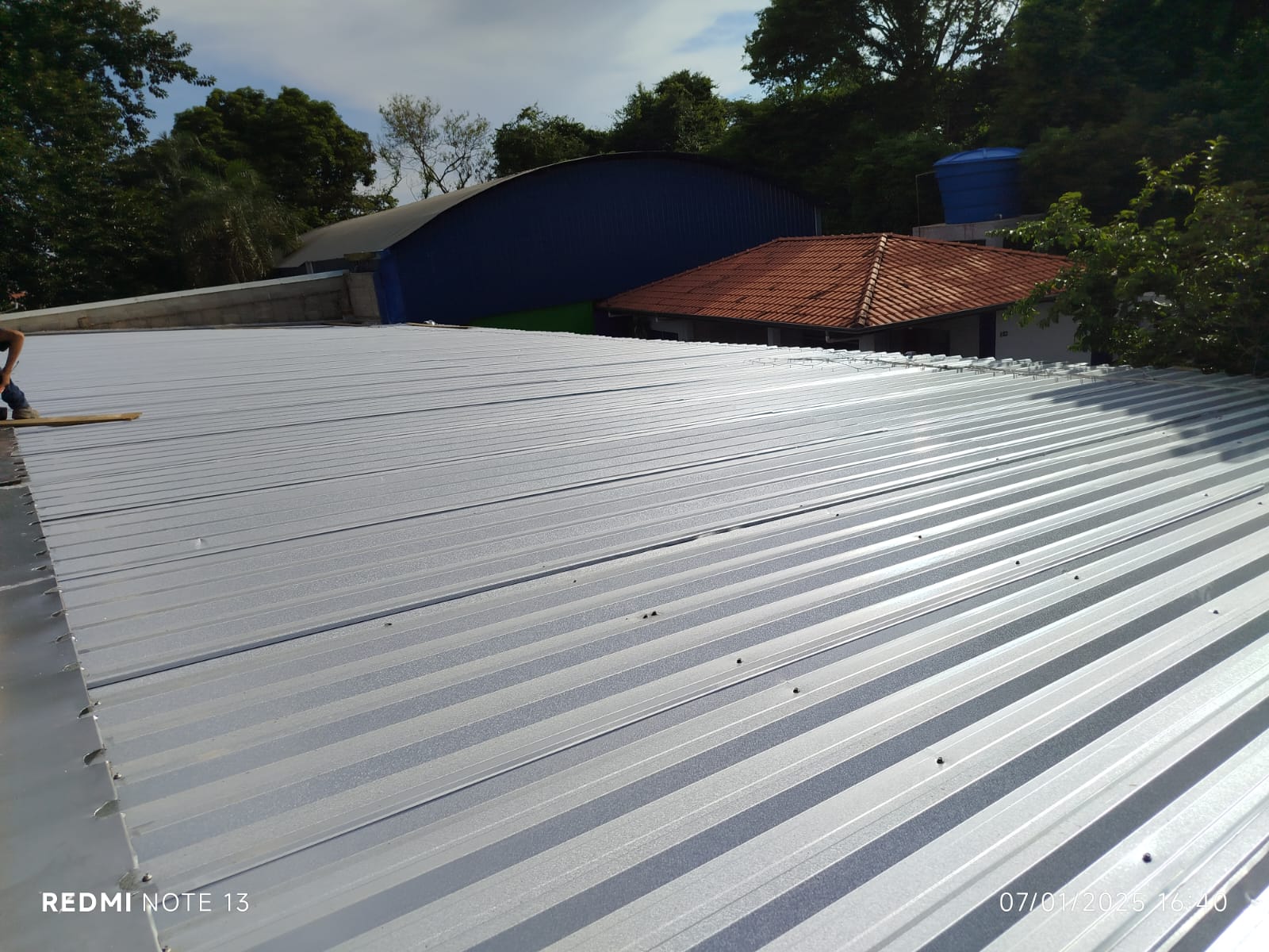Cobertura metálica termoacústica finalizada em galpão
