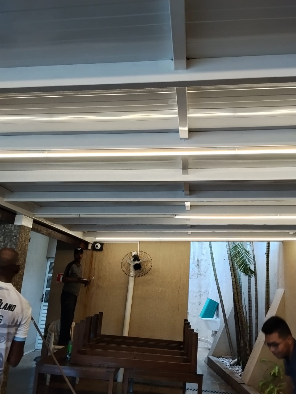 Detalhe da instalação de perfis metálicos e iluminação linear