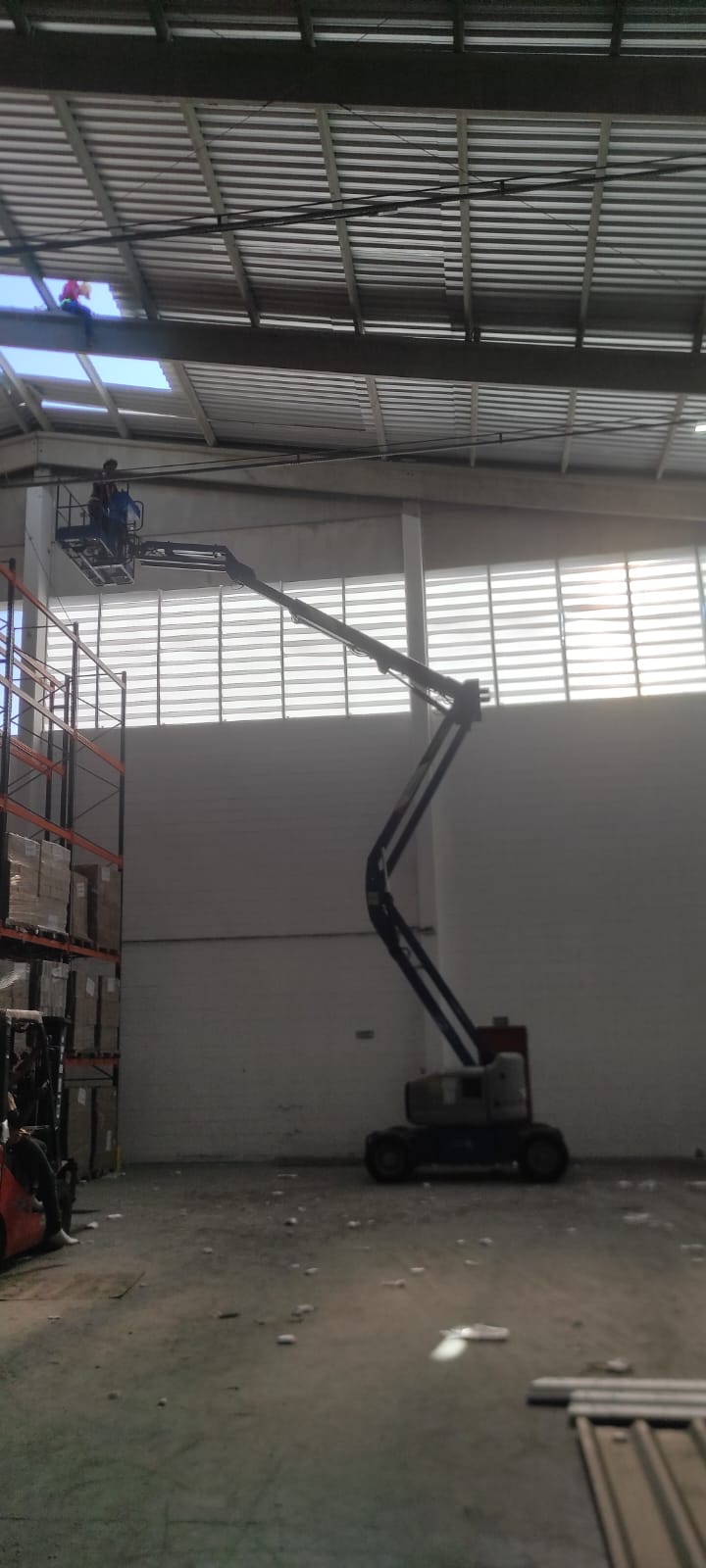 Serviço de cobertura em altura com equipamentos profissionais