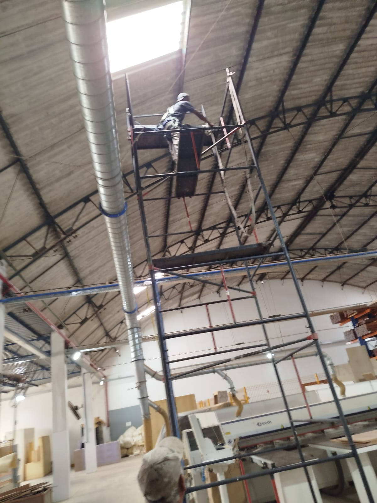 Reforma de forro em galpão industrial com andaime