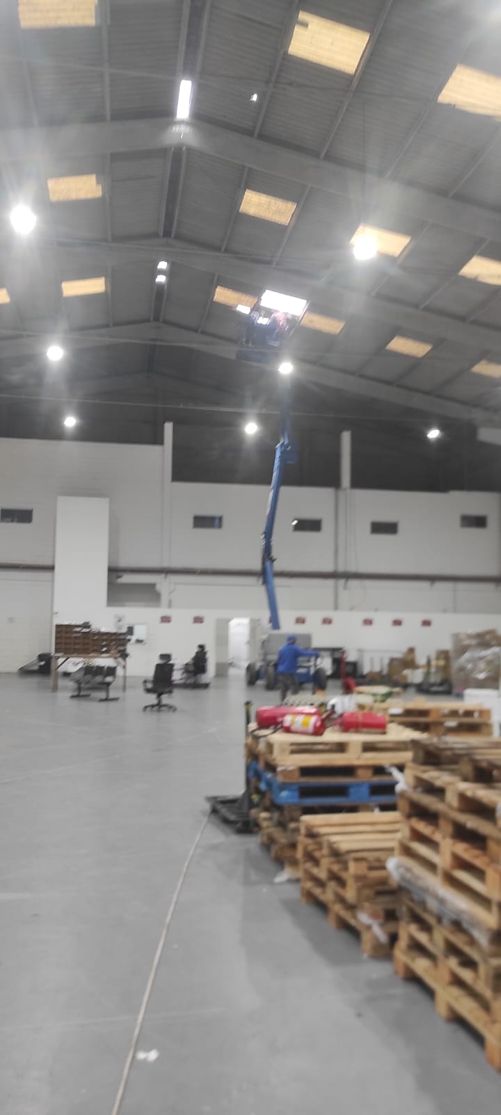 Serviço de manutenção em cobertura com plataforma articulada