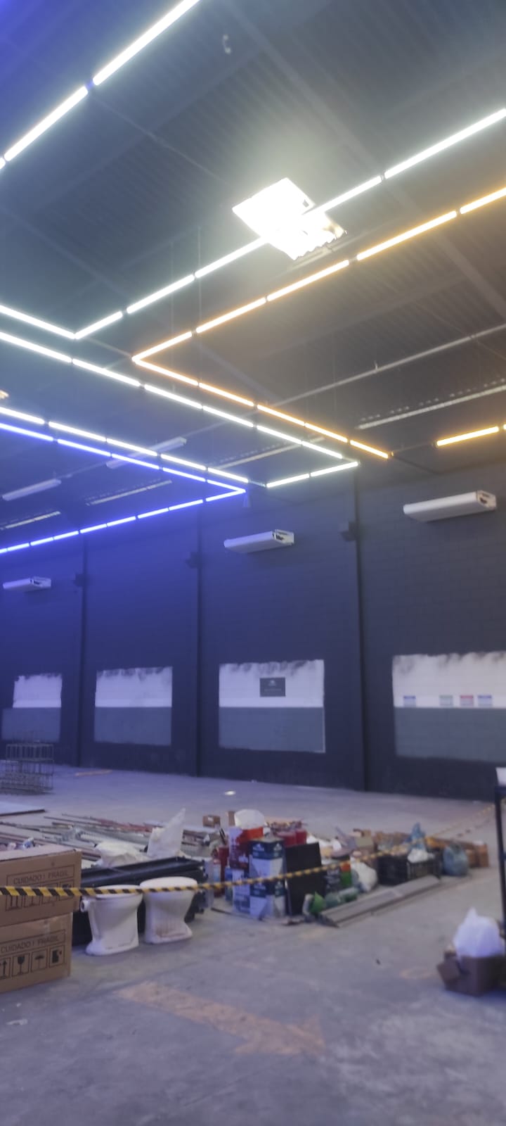 Acabamento com iluminação decorativa em salão comercial