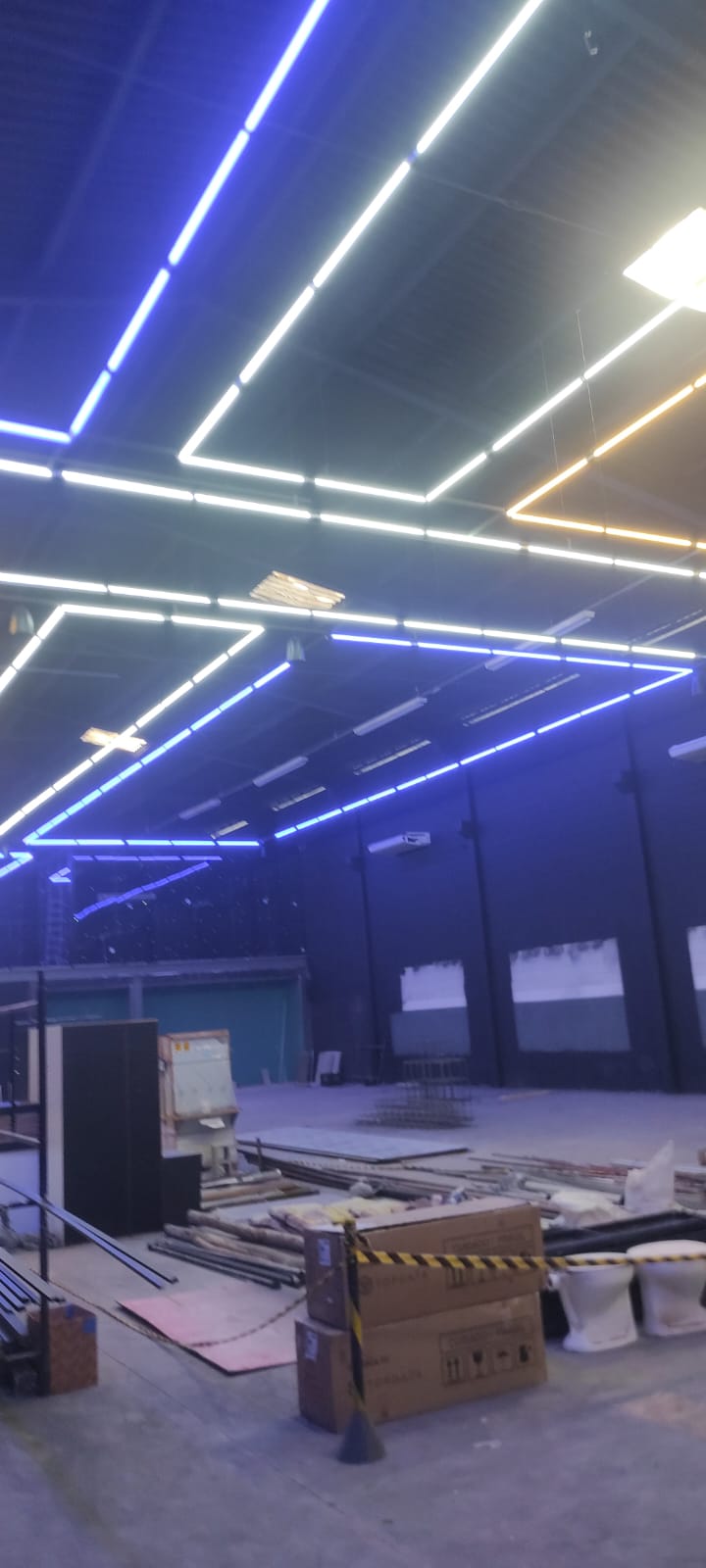 Instalação de iluminação LED em cobertura comercial