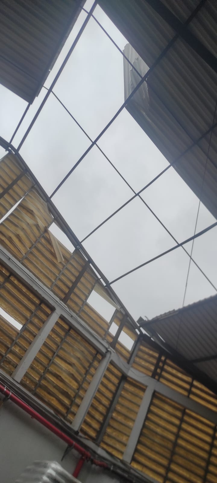 Instalação de forro e luminárias em altura com andaime